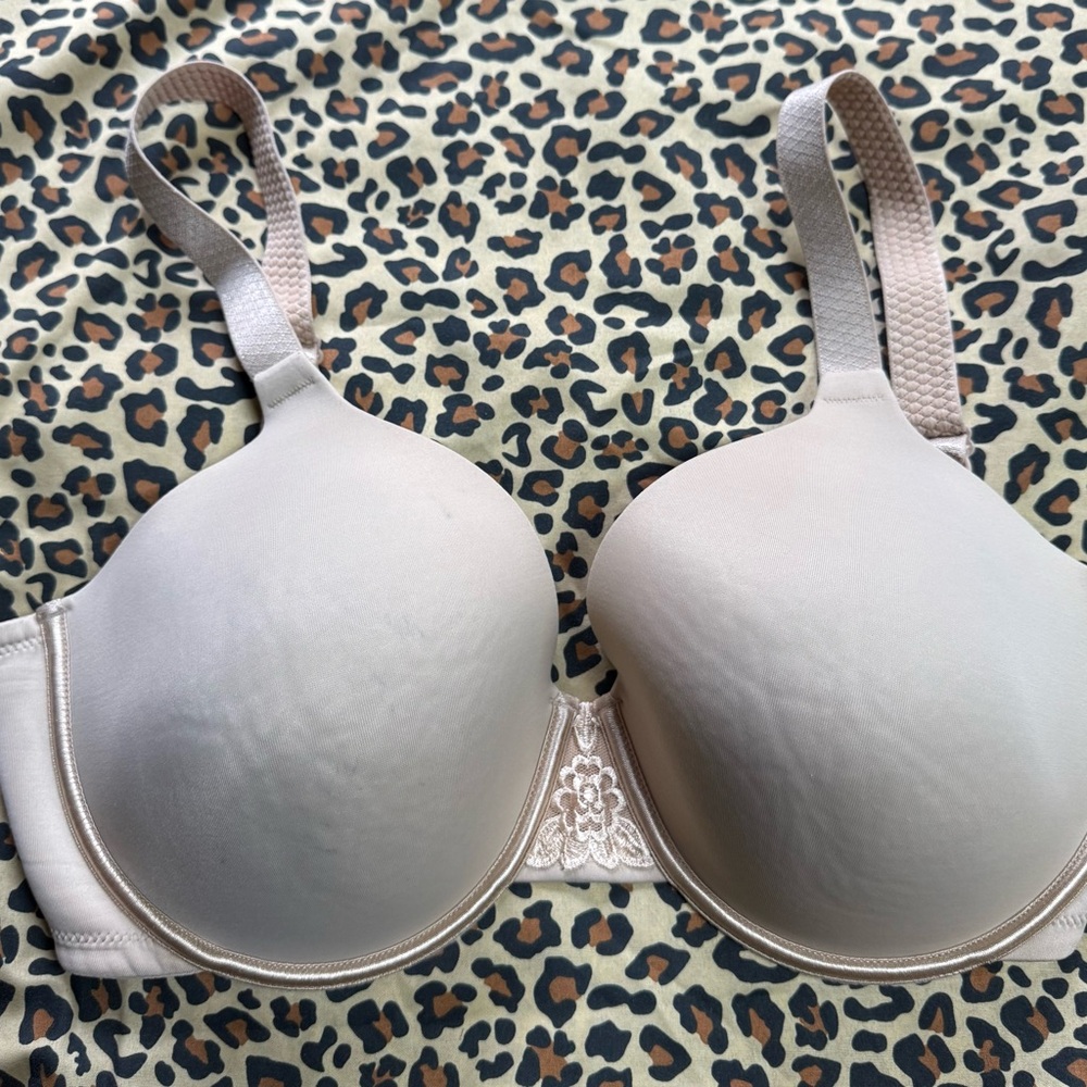 Vanity Fair Cream Beautiful Benefits Bra With Molded Cups
